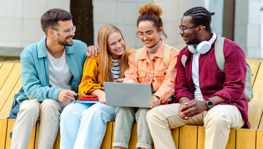 Estudantes felizes com a oficina de currículo gratuita do CIEE Saber Virtual
