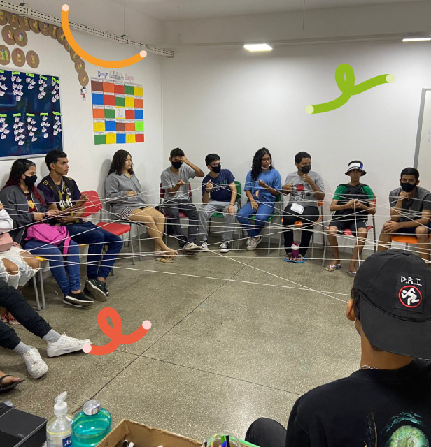 Jovens sentados em uma roda de conversa no espaço de cidadania no Grajaú.