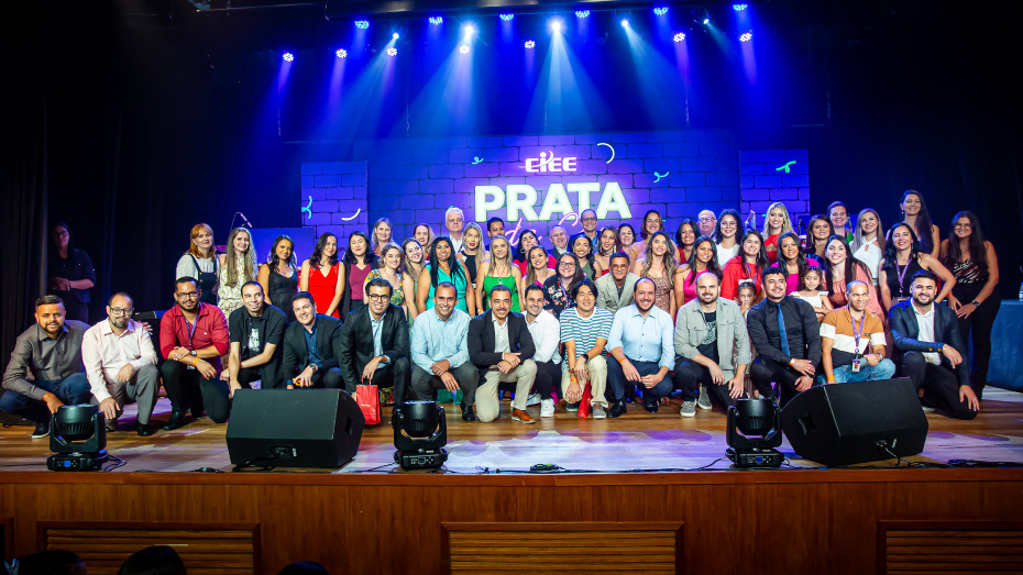Imagem do palco Ciee, com os colaboradores posando para a foto.