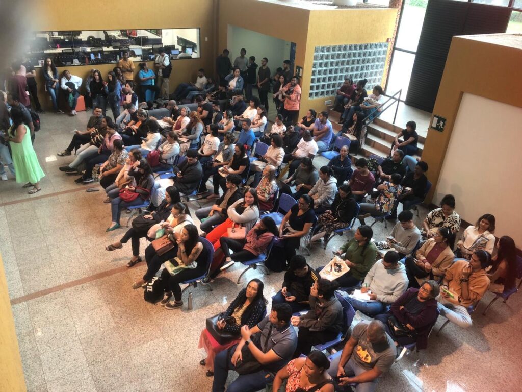 Jovens sendo atendidos em Brasília
