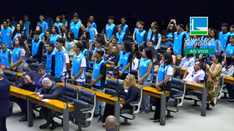 Foto do plenário da câmara dos deputados com os jovens aprendizes do CIEE