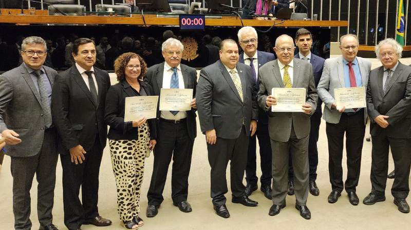 Foto dos participantes da homenagem no plenário da câmara dos deputados sem Brasília