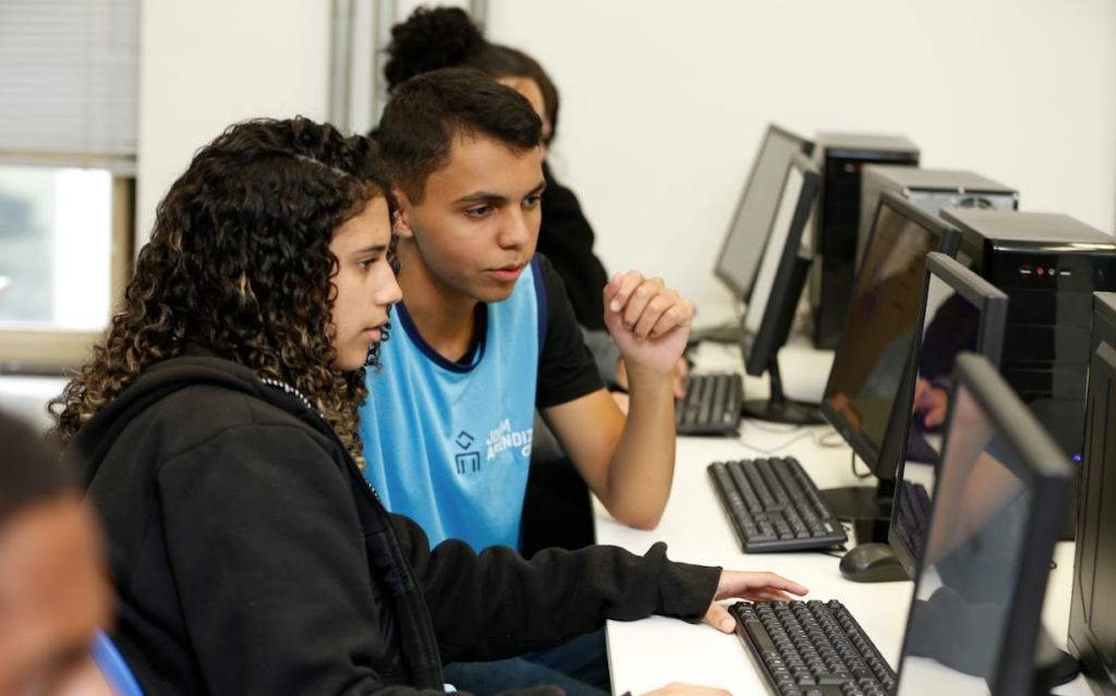 foto de dois jovens aprendizes na frente do computador