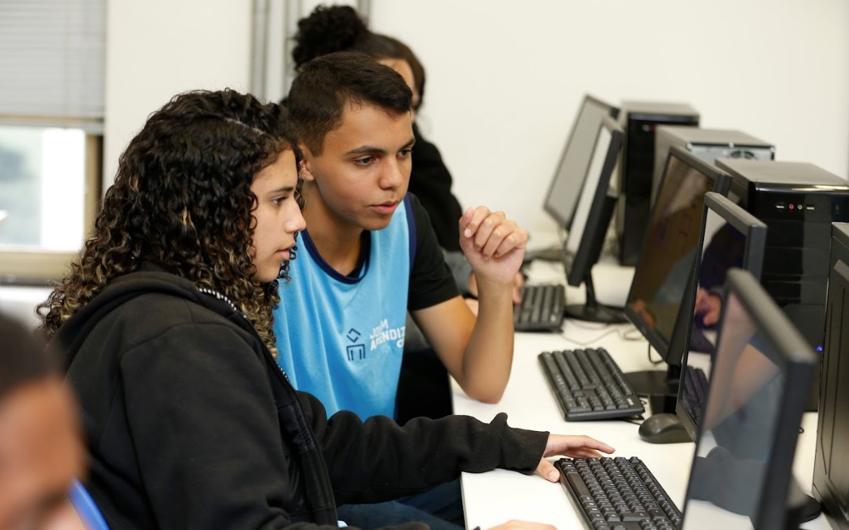 foto de dois jovens aprendizes na frente do computador