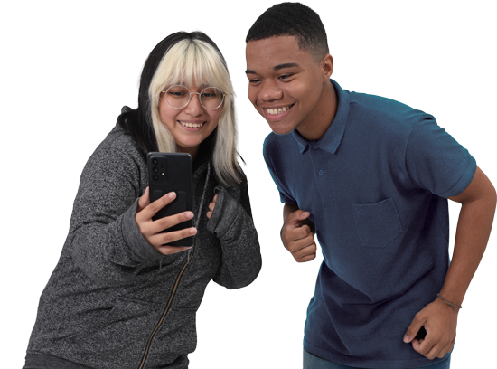 Casal jovens no celular buscando vagas no WhatsApp do CIEE